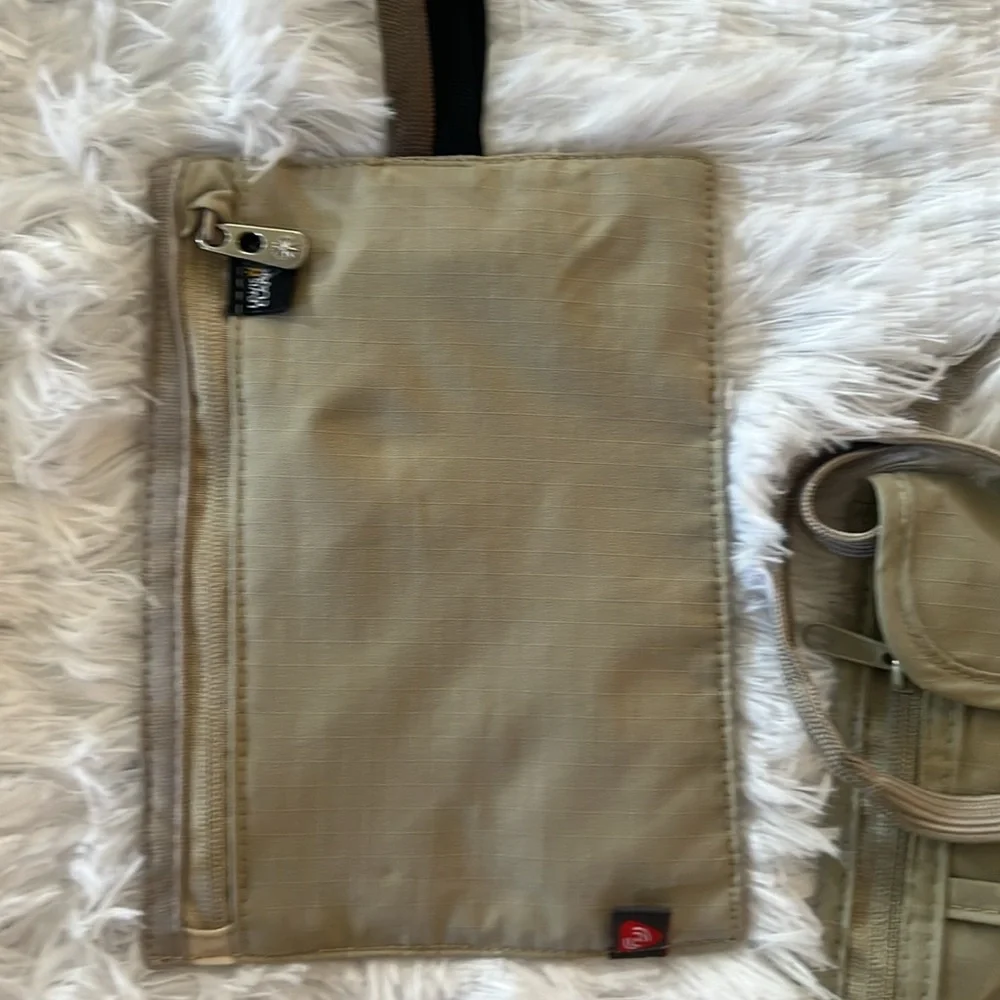 Lewis N Clark RFID blocking travel pouch and adjustable neck wallet - Picture 9 of 13